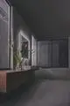 Moderne Badezimmeransicht mit minimalistischer Holzablage, einem großen Waschbecken und einer schlichten Armatur von Ideal Standard, daneben eine Blumenvase und große Fenster mit Jalousien.